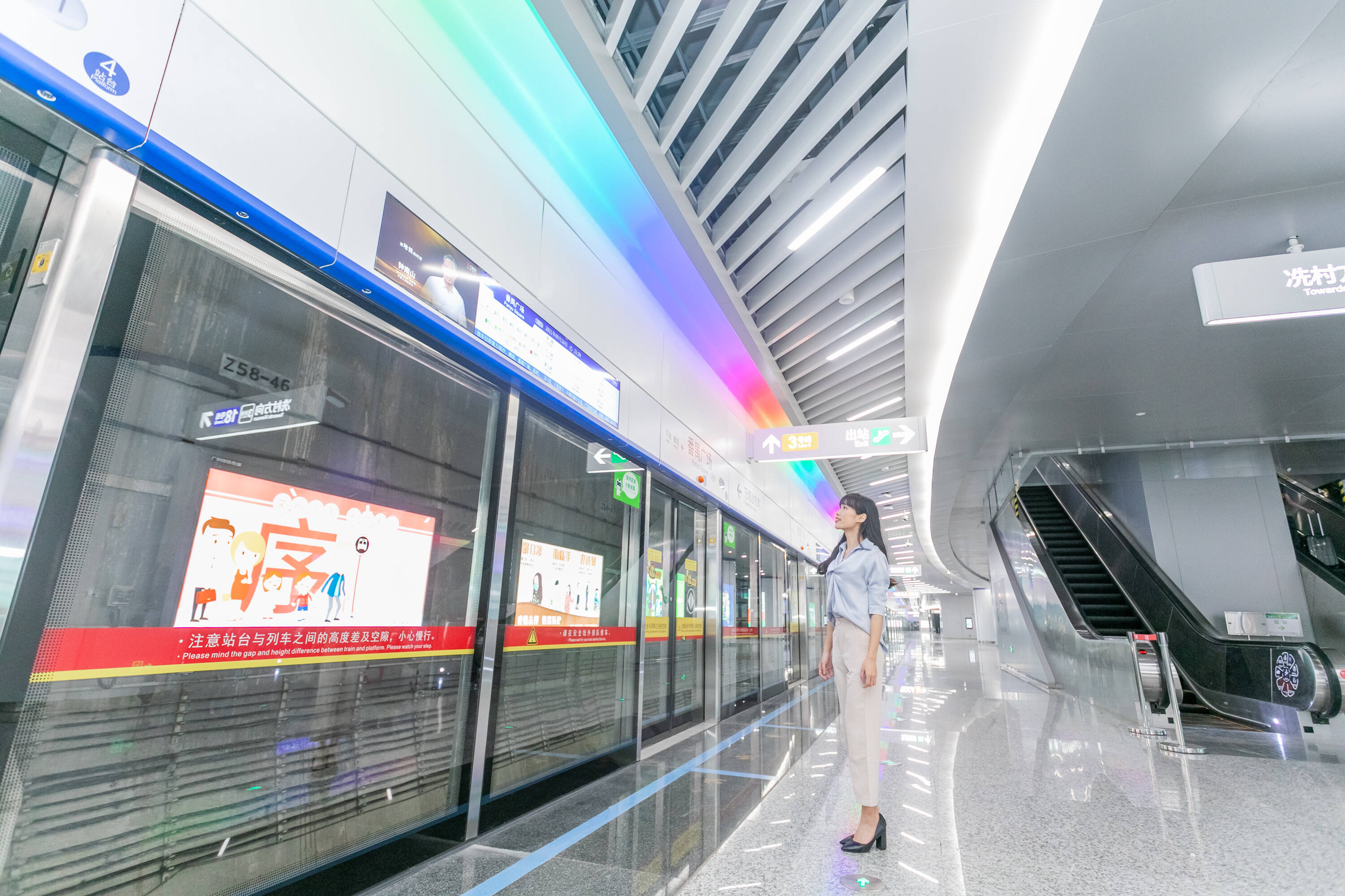 1635217527135395.jpg 智能信息屏实时显示车厢拥挤度.jpg